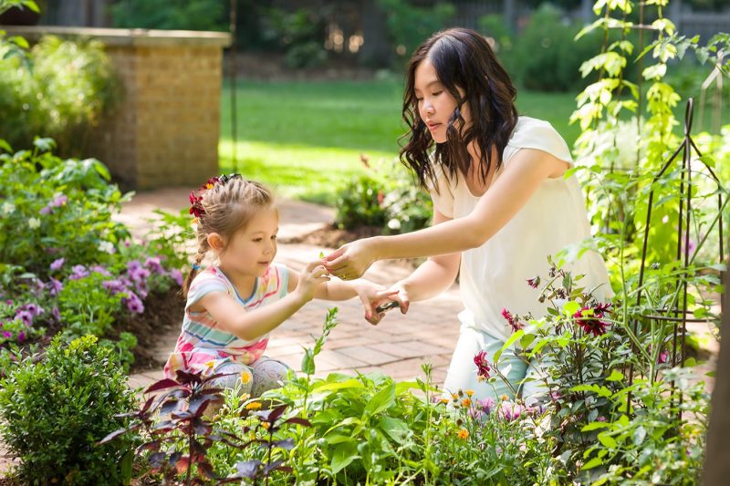 Mother Daughter garden scene_Proven Winners